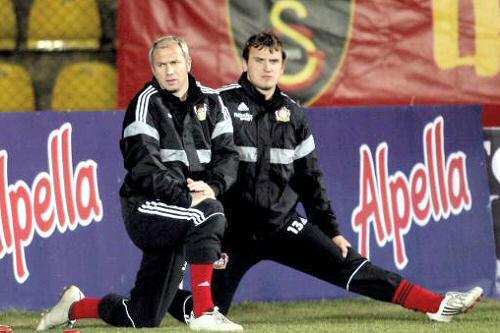 Leverkusens Sergej Barbarez (l.) und Dmitriy Bulykin beim Training in Istanbul