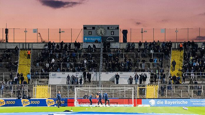 Im Abendlicht sieht das Grünwalder Stadion recht hübsch aus. Aber eine Sanierung tut not, auch damit es für die zweite Liga tauglich wird.