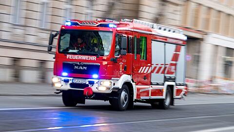Ein Feuerwehrfahrzeug ist mit Blaulicht auf Einsatzfahrt. (Symbolbild)