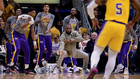 Lakers-Superstar LeBron James feuert sein Team von der Bank aus an.