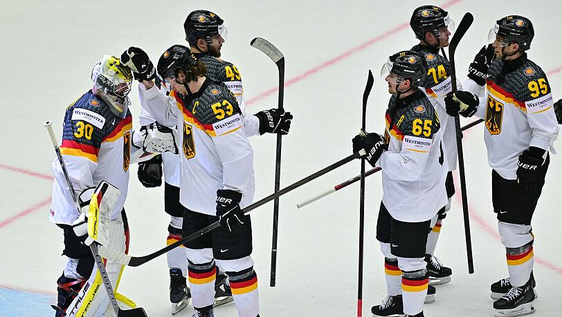 NHL-Torhüter Philipp Grubauer (l) ärgert sich sehr über das Eis in der Messehalle von Herning.
