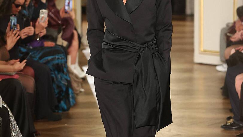 Henry Samuel auf dem Laufsteg während der Fashion Week in Paris. Henry Samuel auf dem Laufsteg während der Fashion Week in Paris.