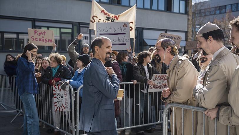 Polarisierung der Gesellschaft: Stromberg (Christoh Maria Herbst) vor einer TV-Aufzeichnung wird angefeindet und unterstützt.