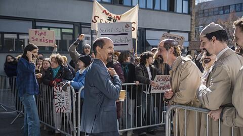 Polarisierung der Gesellschaft: Stromberg (Christoh Maria Herbst) vor einer TV-Aufzeichnung wird angefeindet und unterstützt.