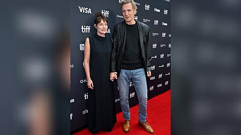 Liam Neeson mit Stella Stocker Hand in Hand in Toronto.
