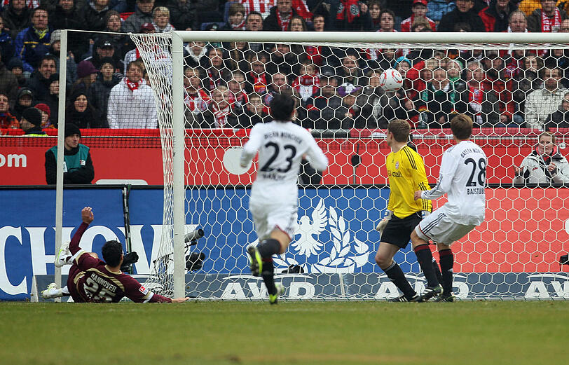 Der Anfang vom Ende: Abdellaoue schießt das Tor zum 1:0 für Hannover, Kraft hat das Nachsehen.
