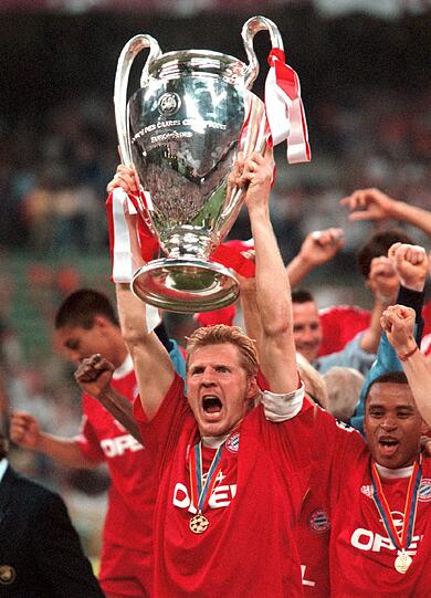 Unvergessen das Champions-League Finale. Am Ende darf Effe den Pokal in die Luft stemmen.