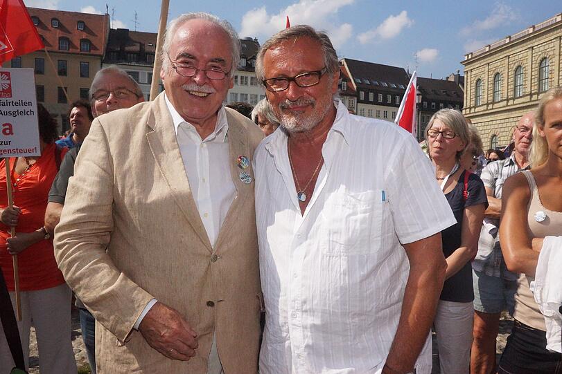 Karikaturist Dieter Hanitsch (l) und Musiker Konstatin Wecker.