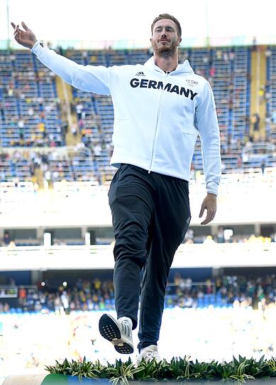 ...hampelte aber bei der Siegerehrung, während im Hintergrund die deutsche Nationalhymne gespielt wurde, albern herum. Topsportler, Funktionäre und auch Zuschauer zeigten sich anschließend gleichermaßen empört über den respektlosen Auftritt des 26-Jährigen.