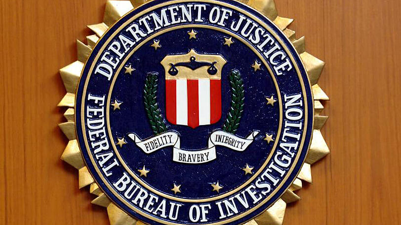 Das Wappen des Federal Bureau of Investigation (FBI) des US-Justizministeriums in der US-Botschaft in Berlin.