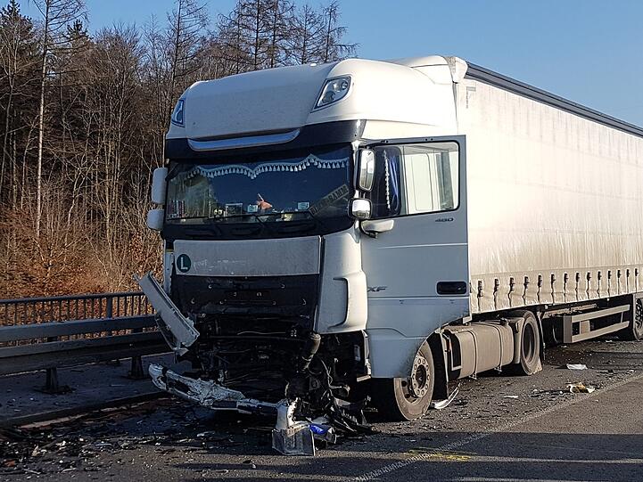 Auf einer Brücke bei Burghausen ist am Donnerstag eine Frau mit ihrem Ford frontal in einen Lkw geprallt - sie erlag noch an der Unfallstelle ihren Verletzungen.