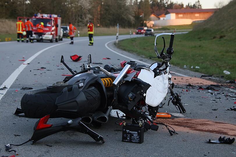 Ein Pkw gerät in den Gegenverkehr und kollidiert mit einem Motorrad. Der Zweiradfahrer stirbt noch an der Unfallstelle.