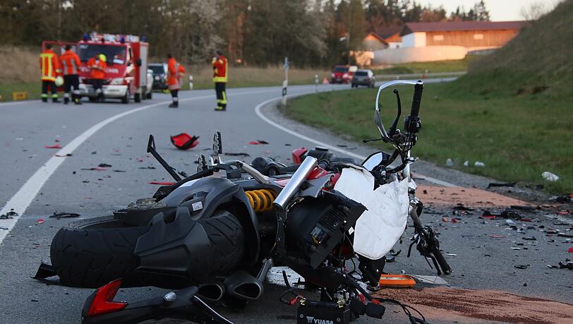Ein Pkw gerät in den Gegenverkehr und kollidiert mit einem Motorrad. Der Zweiradfahrer stirbt noch an der Unfallstelle. Ein Pkw gerät in den Gegenverkehr und kollidiert mit einem Motorrad. Der Zweiradfahrer stirbt noch an der Unfallstelle.