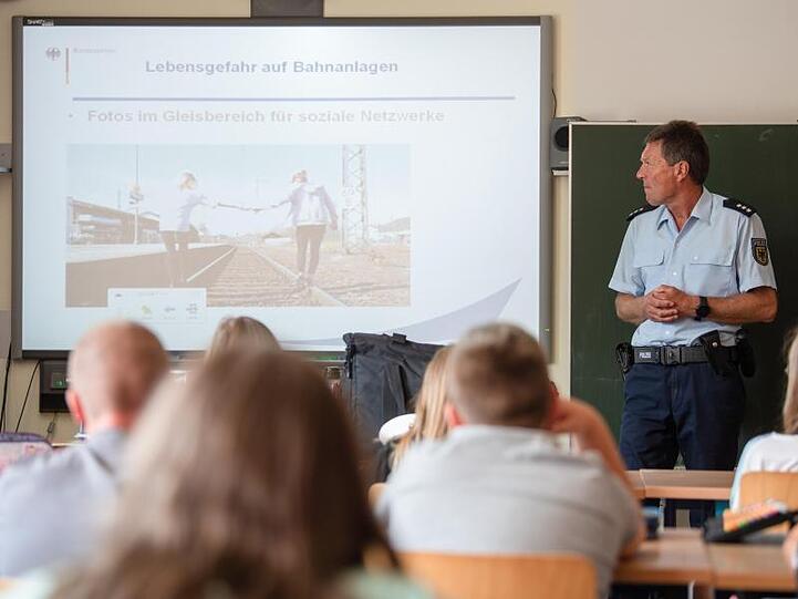 Bundespolizist Manfred Ludwig klärt Kinder der Klassen 5 und 8 über Gefahren im Bahnumfeld auf, unter anderem über die Gefahren von Fotos im Bahngleis.
