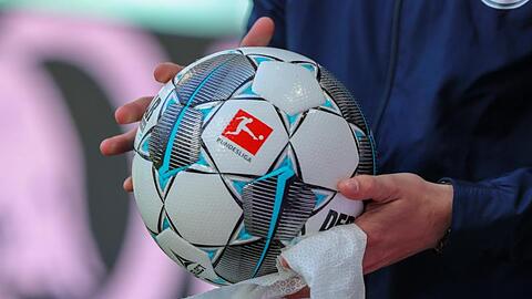 Die angespannte Corona-Lage stellt den Profi-Fußball im Saisonendspurt vor viele Probleme.