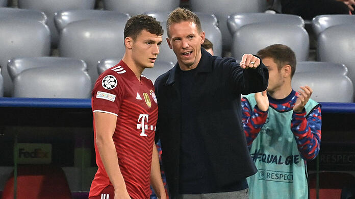 Julian Nagelsmann (re.) wird gegen Benfica Lissabon wieder auf Benjamin Pavard setzen.