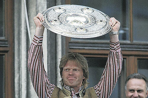 Erst in Tracht, dann in Fernost: Bayern-Kapitän Oliver Kahn will den Fans am 17. Mai die Schale präsentieren,