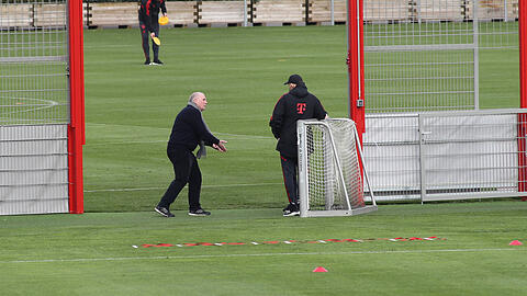 Uli Hoeneß (l.) am Mittwoch im emotionalen Dialog mit Bayern-Trainer Thomas Tuchel.