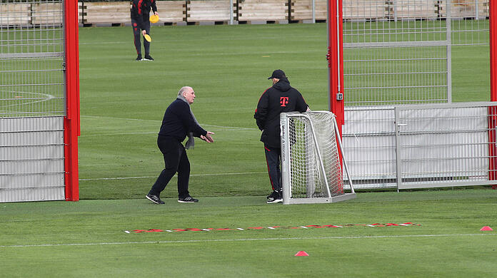 Uli Hoeneß (l.) am Mittwoch im emotionalen Dialog mit Bayern-Trainer Thomas Tuchel.
