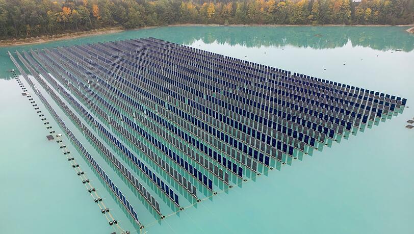 Normalerweise sind Solarpanele bei schwimmenden Anlagen flach auf dem Wasser - hier stehen sie aufrecht.