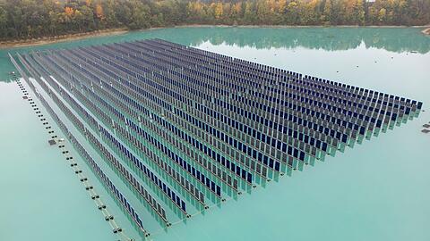 Normalerweise sind Solarpanele bei schwimmenden Anlagen flach auf dem Wasser - hier stehen sie aufrecht.