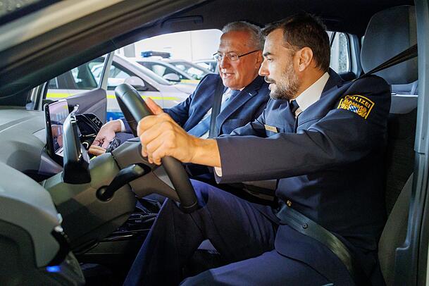 Der Innenminister lässt sich das Innenleben eines elektrisch angetriebenen Streifenwagens erklären. Der Innenminister lässt sich das Innenleben eines elektrisch angetriebenen Streifenwagens erklären.