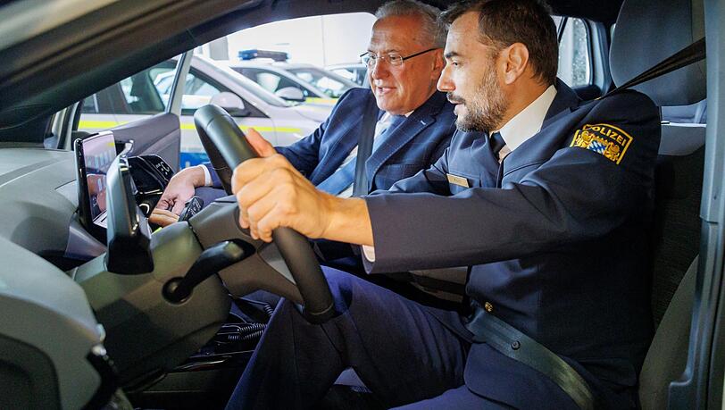 Der Innenminister lässt sich das Innenleben eines elektrisch angetriebenen Streifenwagens erklären. Der Innenminister lässt sich das Innenleben eines elektrisch angetriebenen Streifenwagens erklären.