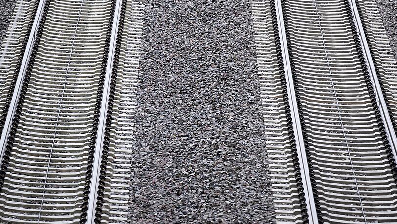 F&uuml;r die Nutzung der Schieneninfrastruktur m&uuml;ssen Verkehrsunternehmen Geld an die DB InfraGo zahlen. (Archivbild)
