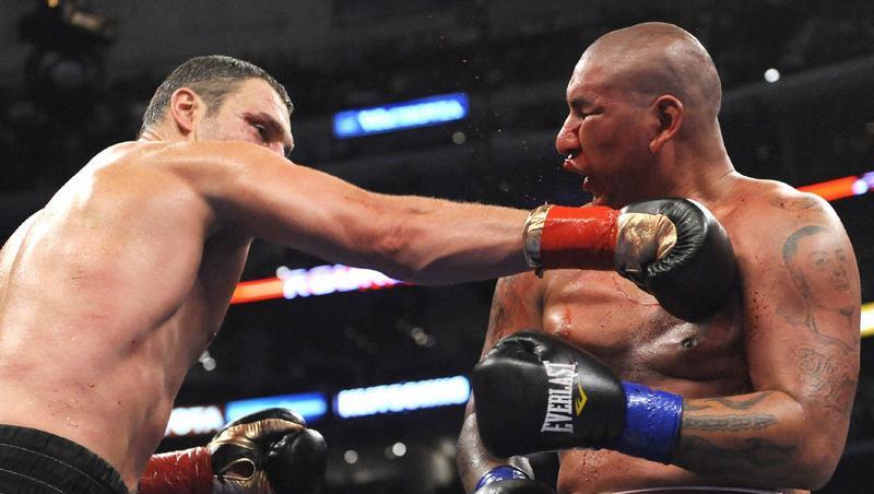 301 Mal schlugen seine Eisenfäuste ein: Vitali Klitschko (l.) demontierte Chris Arreola 301 Mal schlugen seine Eisenfäuste ein: Vitali Klitschko (l.) demontierte Chris Arreola