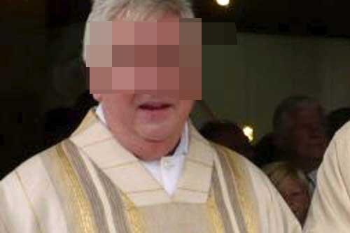 Pfarrer Peter H. - Ausschnitt aus einem Foto auf der Internetseite www.pfarrverband-garching-alz.de. Der dazugehörige Bericht beschreibt das Kirchenjubiläum im Jahr 2009.