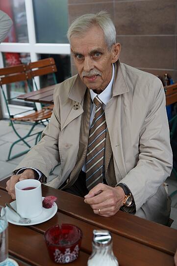 Seine geliebte Tasse Kaffee: Dieter Schneider hörte bei der AZ-Debatte um Giesing und die Löwen aufmerksam zu.