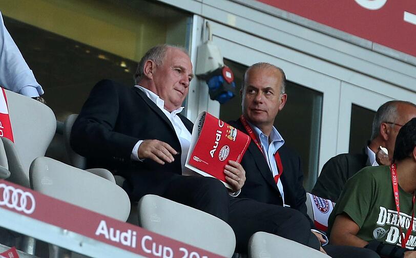 Uli Hoeneß unter den Zuschauern in der Allianz Arena.