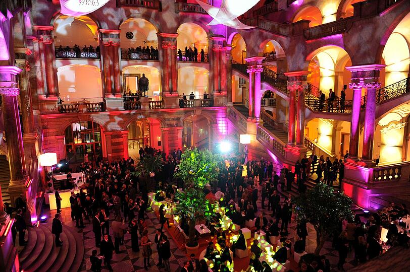 Blick auf die HSE24 Champagner Bar auf der Nacht der Medien in München am 16.10.2013.