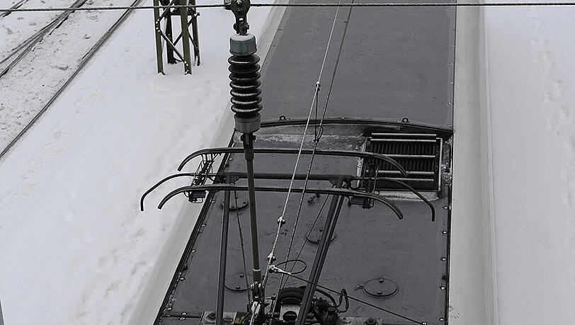 Strpomabnehmer trifft loses Kabel: Ein Kurzschluss löste am Dienstagmorgen Chaos im Münchner Berufsverkehr aus. (Symbolbild) Strpomabnehmer trifft loses Kabel: Ein Kurzschluss löste am Dienstagmorgen Chaos im Münchner Berufsverkehr aus. (Symbolbild)