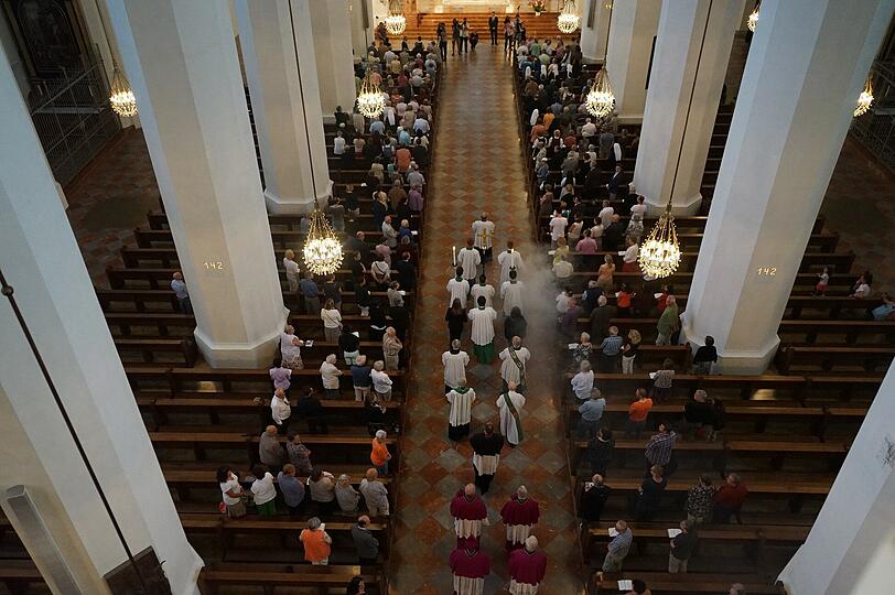 Gedenken im Liebfrauendom: Viele Münchner nehmen am Sonntag am Gottesdienst von Kardinal Reinhard Marx teil, der den Toten, Verletzten und Angehörigen gedenkt.