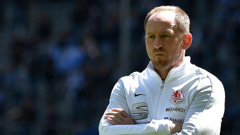 Da waren sie alle noch ruhig und entspannt: Braunschweigs Trainer Torsten Lieberknecht vor dem Spiel gegen den TSV 1860 München.