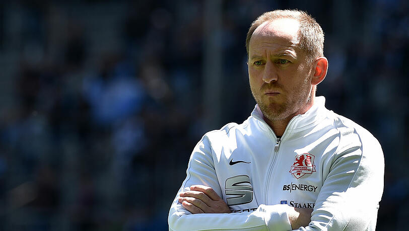 Da waren sie alle noch ruhig und entspannt: Braunschweigs Trainer Torsten Lieberknecht vor dem Spiel gegen den TSV 1860 München. Da waren sie alle noch ruhig und entspannt: Braunschweigs Trainer Torsten Lieberknecht vor dem Spiel gegen den TSV 1860 München.
