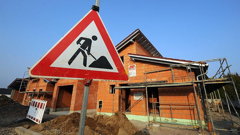 Eine Baustelle in Bayern: Die Zinsen für Immobilienkredite nähern sich der Null-Marke.