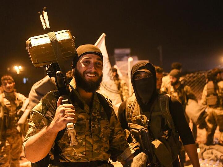 Kämpfer der Freien Syrischen Armee (FSA) schließen sich türkischen Truppen in Nordsyrien an.