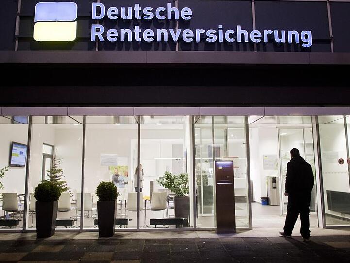 Ein Mann betritt eine Beratungsstelle der Deutschen Rentenversicherung.