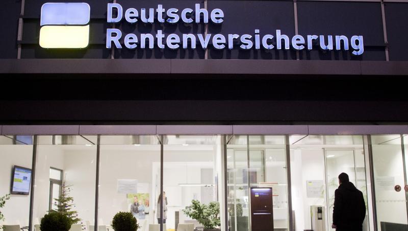 Ein Mann betritt eine Beratungsstelle der Deutschen Rentenversicherung. Ein Mann betritt eine Beratungsstelle der Deutschen Rentenversicherung.
