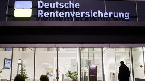 Ein Mann betritt eine Beratungsstelle der Deutschen Rentenversicherung.