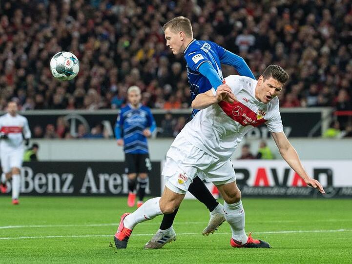 Teilten sich im Zweitliga-Spitzenspiel in Stuttgart die Punkte: Bielefelds Joakim Nilsson (l) und VfB-Torschütze Mario Gomez.
