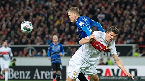 Teilten sich im Zweitliga-Spitzenspiel in Stuttgart die Punkte: Bielefelds Joakim Nilsson (l) und VfB-Torschütze Mario Gomez.