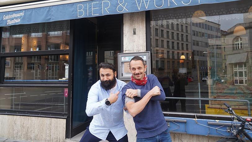 Arzt Atal Rasoul (l.) und Florian Schönhofer vor der Kneipe "Bufet". Erst-, Zweit-, Boosterimpfung: Ab Montag geht das hier.