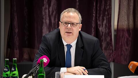 Landeswahlleiter Sebastian Berger bei der Sitzung des Landeswahlausschusses.