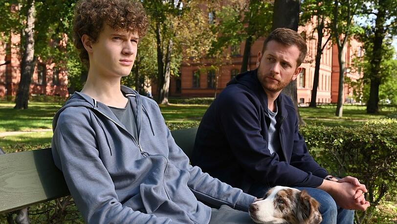 "Käthe und ich: Im Schatten des Vaters": Paul (Christoph Schechinger, r.) will herausfinden welches Verhältnis Roman (Nico Ramon Kleemann) zu seiner Halbschwester Jasmina hat.