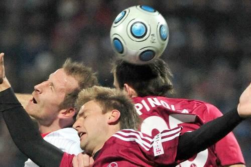 Rassiges Duell ohne Sieger: Javier Pinola (r.), Pascal Bieler und Augsburgs Sandor Torghelle kämpfen um den Ball.