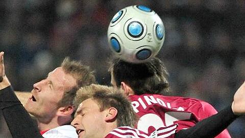 Rassiges Duell ohne Sieger: Javier Pinola (r.), Pascal Bieler und Augsburgs Sandor Torghelle kämpfen um den Ball.