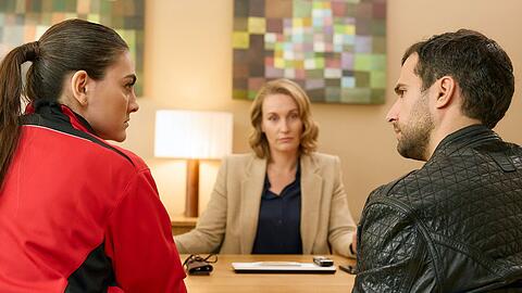 "Die Heiland - Wir sind Anwalt: Doppelsechs": Leyla Davala (Selin Dörtkardes, l.), hat ihren Bruder Bilge Davala (Garry Fischmann, r.), genötigt, die Rechtsanwältin Romy Heiland (Christina Athenstädt) aufzusuchen.